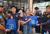 Kepala Bidang Pencegahan BNK Kabupaten Bekasi Susilo Budiyanto bersama sejumlah pihak menyerahkan cendera mata kepada atlet catur pelajar dalam kegiatan sosialisasi pencegahan bahaya narkoba di District 1 Meikarta, Kabupaten Bekasi. Kegiatan ini bertujuan membangun generasi muda berprestasi yang tangguh dan bebas narkoba.