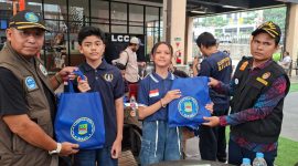 Kepala Bidang Pencegahan BNK Kabupaten Bekasi Susilo Budiyanto bersama sejumlah pihak menyerahkan cendera mata kepada atlet catur pelajar dalam kegiatan sosialisasi pencegahan bahaya narkoba di District 1 Meikarta, Kabupaten Bekasi. Kegiatan ini bertujuan membangun generasi muda berprestasi yang tangguh dan bebas narkoba.