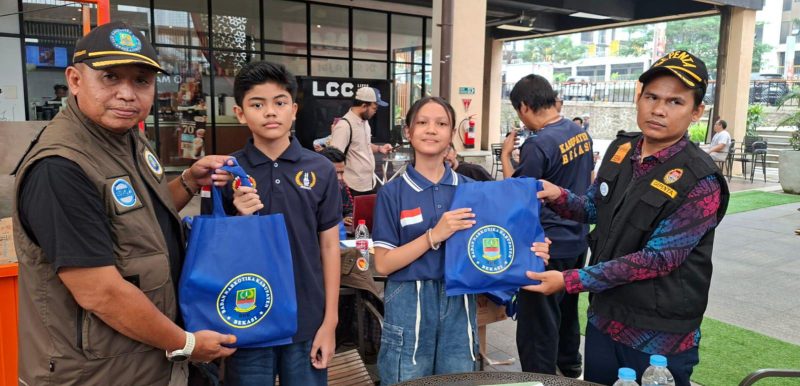 Kepala Bidang Pencegahan BNK Kabupaten Bekasi Susilo Budiyanto bersama sejumlah pihak menyerahkan cendera mata kepada atlet catur pelajar dalam kegiatan sosialisasi pencegahan bahaya narkoba di District 1 Meikarta, Kabupaten Bekasi. Kegiatan ini bertujuan membangun generasi muda berprestasi yang tangguh dan bebas narkoba.