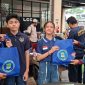 Kepala Bidang Pencegahan BNK Kabupaten Bekasi Susilo Budiyanto bersama sejumlah pihak menyerahkan cendera mata kepada atlet catur pelajar dalam kegiatan sosialisasi pencegahan bahaya narkoba di District 1 Meikarta, Kabupaten Bekasi. Kegiatan ini bertujuan membangun generasi muda berprestasi yang tangguh dan bebas narkoba.