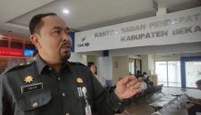 Kepala Badan Pendapatan Daerah (Bapenda) Kabupaten Bekasi, Iwan Ridwan, memberikan keterangan terkait strategi optimalisasi Pendapatan Asli Daerah (PAD) tahun 2026 di Kantor Bapenda Kabupaten Bekasi. Bapenda terus mengintensifkan penggalian potensi pajak dan meningkatkan kepatuhan wajib pajak guna mendukung pembiayaan pembangunan daerah. Foto: Istimewa.