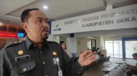 Kepala Badan Pendapatan Daerah (Bapenda) Kabupaten Bekasi, Iwan Ridwan, memberikan keterangan terkait strategi optimalisasi Pendapatan Asli Daerah (PAD) tahun 2026 di Kantor Bapenda Kabupaten Bekasi. Bapenda terus mengintensifkan penggalian potensi pajak dan meningkatkan kepatuhan wajib pajak guna mendukung pembiayaan pembangunan daerah. Foto: Istimewa.
