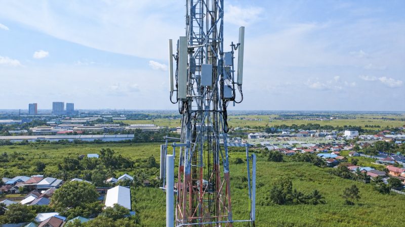 Keterangan Foto : 

XLSMART_BTS BANJARMASIN : Salah satu Menara BTS XLSMART di Banjarmasin, Kalimantan Selatan (25/6). XLSMART terus memperkuat pengembangan jaringan di Kalimantan melalui perluasan 5G Blanket Coverage yang kini didukung lebih dari 300 BTS 5G di Balikpapan dan Banjarmasin. Penguatan infrastruktur ini menjadi bagian dari komitmen perusahaan menghadirkan konektivitas yang semakin cepat, stabil, dan andal bagi masyarakat serta dunia usaha.