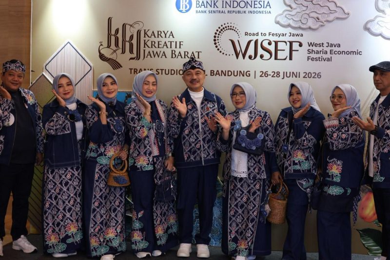 Wakil Wali Kota Bekasi Abdul Harris Bobihoe bersama Sekretaris TP PKK Kota Bekasi Wuri Handayani menghadiri ajang Sunda Karsa Fest 2026 di Bandung. Pada kesempatan tersebut, Kota Bekasi berhasil meraih Predikat Fashion Terkini dalam Anugerah Fashion Show PKJB 2026 tingkat Jawa Barat.