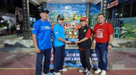 Kepala Bidang Pencegahan BNK Kabupaten Bekasi, Susilo Budiyanto (dua dari kiri), menyerahkan trofi kepada perwakilan panitia Turnamen Bulutangkis HANI 2026 yang digelar di Perumahan Villa Bekasi Indah I RW 12, Tambun Selatan, Sabtu (27/6/2026) malam. Turnamen diikuti 53 peserta dari 17 RT sebagai bagian dari kampanye 