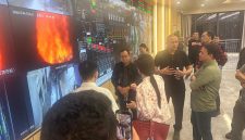 Ketua DPRD Kota Bekasi, Sardi Efendi, bersama rombongan meninjau ruang kendali (control room) fasilitas pengolahan sampah menjadi energi listrik (PSEL) milik Wangneng Environment di China. Kunjungan ini dilakukan untuk mempelajari teknologi waste-to-energy yang akan diterapkan pada proyek PSEL Bantargebang, Kota Bekasi.