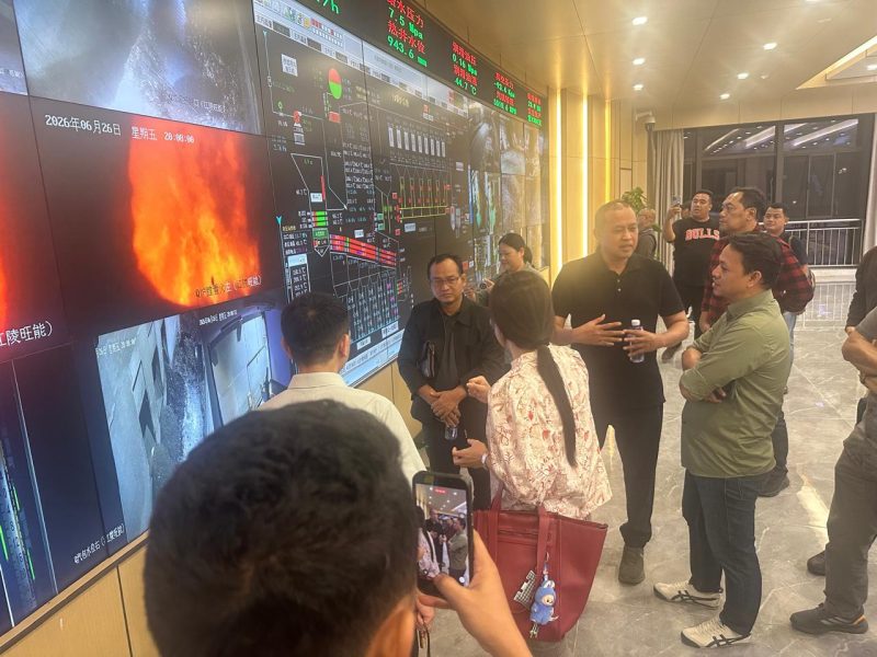 Ketua DPRD Kota Bekasi, Sardi Efendi, bersama rombongan meninjau ruang kendali (control room) fasilitas pengolahan sampah menjadi energi listrik (PSEL) milik Wangneng Environment di China. Kunjungan ini dilakukan untuk mempelajari teknologi waste-to-energy yang akan diterapkan pada proyek PSEL Bantargebang, Kota Bekasi.