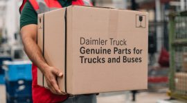 Petugas membawa paket suku cadang asli (genuine parts) Mercedes-Benz Truck di pusat distribusi Daimler Truck. Beroperasinya Global Parts Center di Halberstadt, Jerman, diharapkan mempercepat pasokan suku cadang ke lebih dari 170 negara, termasuk Indonesia, guna mendukung layanan purna jual yang lebih cepat dan andal.