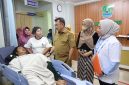 Wakil Wali Kota Bekasi Abdul Harris Bobihoe saat menjenguk korban kecelakaan lalu lintas di RSUD Kota Bekasi. Dalam kunjungan tersebut, Pemkot Bekasi memastikan kondisi korban serta memberikan dukungan agar proses perawatan berjalan dengan baik.