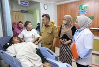 Wakil Wali Kota Bekasi Abdul Harris Bobihoe saat menjenguk korban kecelakaan lalu lintas di RSUD Kota Bekasi. Dalam kunjungan tersebut, Pemkot Bekasi memastikan kondisi korban serta memberikan dukungan agar proses perawatan berjalan dengan baik.