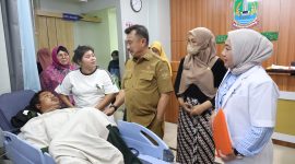 Wakil Wali Kota Bekasi Abdul Harris Bobihoe saat menjenguk korban kecelakaan lalu lintas di RSUD Kota Bekasi. Dalam kunjungan tersebut, Pemkot Bekasi memastikan kondisi korban serta memberikan dukungan agar proses perawatan berjalan dengan baik.
