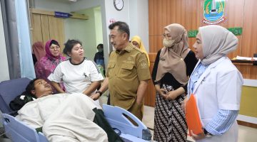 Wakil Wali Kota Bekasi Abdul Harris Bobihoe saat menjenguk korban kecelakaan lalu lintas di RSUD Kota Bekasi. Dalam kunjungan tersebut, Pemkot Bekasi memastikan kondisi korban serta memberikan dukungan agar proses perawatan berjalan dengan baik.