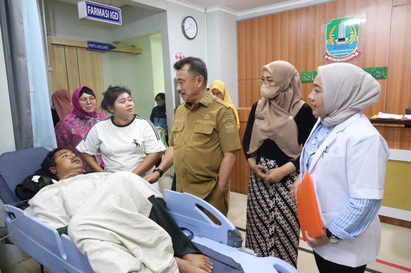 Wakil Wali Kota Bekasi Abdul Harris Bobihoe saat menjenguk korban kecelakaan lalu lintas di RSUD Kota Bekasi. Dalam kunjungan tersebut, Pemkot Bekasi memastikan kondisi korban serta memberikan dukungan agar proses perawatan berjalan dengan baik.