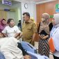 Wakil Wali Kota Bekasi Abdul Harris Bobihoe saat menjenguk korban kecelakaan lalu lintas di RSUD Kota Bekasi. Dalam kunjungan tersebut, Pemkot Bekasi memastikan kondisi korban serta memberikan dukungan agar proses perawatan berjalan dengan baik.