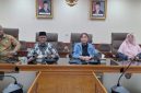 Anggota Komisi IV DPRD Kota Bekasi dari Fraksi PKB, Ahmadi Madong, memberikan keterangan kepada awak media usai rapat bersama Dinas Kesehatan terkait dugaan pemberian obat kedaluwarsa di Puskesmas Rawa Tembaga, Senin (29/6/2026). DPRD mendesak Pemerintah Kota Bekasi memberikan sanksi tegas kepada pihak yang bertanggung jawab.
