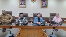 Anggota Komisi IV DPRD Kota Bekasi dari Fraksi PKB, Ahmadi Madong, memberikan keterangan kepada awak media usai rapat bersama Dinas Kesehatan terkait dugaan pemberian obat kedaluwarsa di Puskesmas Rawa Tembaga, Senin (29/6/2026). DPRD mendesak Pemerintah Kota Bekasi memberikan sanksi tegas kepada pihak yang bertanggung jawab.