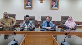 Anggota Komisi IV DPRD Kota Bekasi dari Fraksi PKB, Ahmadi Madong, memberikan keterangan kepada awak media usai rapat bersama Dinas Kesehatan terkait dugaan pemberian obat kedaluwarsa di Puskesmas Rawa Tembaga, Senin (29/6/2026). DPRD mendesak Pemerintah Kota Bekasi memberikan sanksi tegas kepada pihak yang bertanggung jawab.