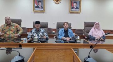 Anggota Komisi IV DPRD Kota Bekasi dari Fraksi PKB, Ahmadi Madong, memberikan keterangan kepada awak media usai rapat bersama Dinas Kesehatan terkait dugaan pemberian obat kedaluwarsa di Puskesmas Rawa Tembaga, Senin (29/6/2026). DPRD mendesak Pemerintah Kota Bekasi memberikan sanksi tegas kepada pihak yang bertanggung jawab.