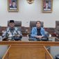 Anggota Komisi IV DPRD Kota Bekasi dari Fraksi PKB, Ahmadi Madong, memberikan keterangan kepada awak media usai rapat bersama Dinas Kesehatan terkait dugaan pemberian obat kedaluwarsa di Puskesmas Rawa Tembaga, Senin (29/6/2026). DPRD mendesak Pemerintah Kota Bekasi memberikan sanksi tegas kepada pihak yang bertanggung jawab.
