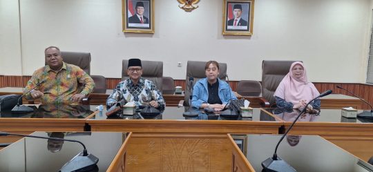 Anggota Komisi IV DPRD Kota Bekasi dari Fraksi PKB, Ahmadi Madong, memberikan keterangan kepada awak media usai rapat bersama Dinas Kesehatan terkait dugaan pemberian obat kedaluwarsa di Puskesmas Rawa Tembaga, Senin (29/6/2026). DPRD mendesak Pemerintah Kota Bekasi memberikan sanksi tegas kepada pihak yang bertanggung jawab.