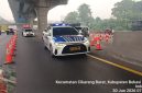 Petugas Kepolisian melakukan pengaturan lalu lintas saat penerapan contraflow di Ruas Tol Jakarta–Cikampek arah Cikampek, tepatnya di wilayah Cikarang Barat, Kabupaten Bekasi, Selasa (30/6/2026). Rekayasa lalu lintas diberlakukan dari KM 23 hingga KM 28 untuk mengurai kepadatan kendaraan.