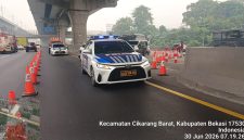 Petugas Kepolisian melakukan pengaturan lalu lintas saat penerapan contraflow di Ruas Tol Jakarta–Cikampek arah Cikampek, tepatnya di wilayah Cikarang Barat, Kabupaten Bekasi, Selasa (30/6/2026). Rekayasa lalu lintas diberlakukan dari KM 23 hingga KM 28 untuk mengurai kepadatan kendaraan.