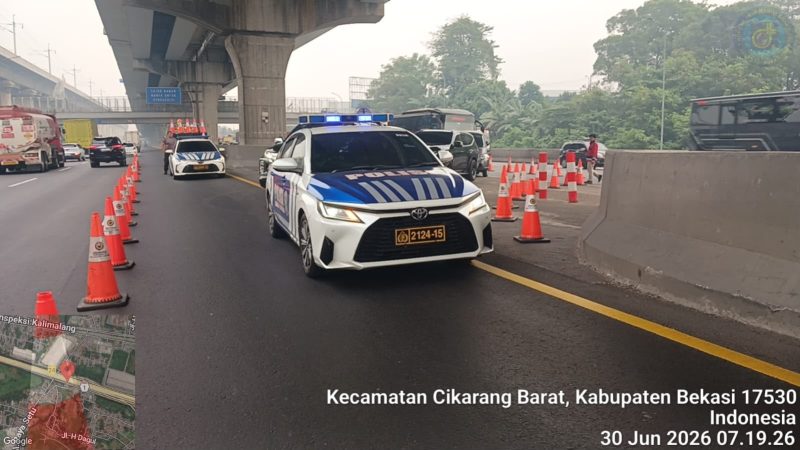 Petugas Kepolisian melakukan pengaturan lalu lintas saat penerapan contraflow di Ruas Tol Jakarta–Cikampek arah Cikampek, tepatnya di wilayah Cikarang Barat, Kabupaten Bekasi, Selasa (30/6/2026). Rekayasa lalu lintas diberlakukan dari KM 23 hingga KM 28 untuk mengurai kepadatan kendaraan.