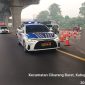 Petugas Kepolisian melakukan pengaturan lalu lintas saat penerapan contraflow di Ruas Tol Jakarta–Cikampek arah Cikampek, tepatnya di wilayah Cikarang Barat, Kabupaten Bekasi, Selasa (30/6/2026). Rekayasa lalu lintas diberlakukan dari KM 23 hingga KM 28 untuk mengurai kepadatan kendaraan.