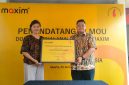 Perwakilan Maxim Indonesia dan Yayasan Cheshire Indonesia menandatangani nota kesepahaman terkait program pemberdayaan penyandang disabilitas. Kerja sama ini mencakup bantuan transportasi, program mitra pengemudi bebas komisi, serta perlindungan BPJS Ketenagakerjaan bagi penyandang disabilitas.