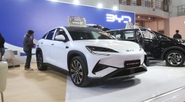 Berbagai merek mobil listrik menawarkan promo spesial di Jakarta Fair Kemayoran 2026. Mulai dari diskon ratusan juta, cicilan 0 persen, gratis asuransi, hingga bonus pembelian dari Hyundai, Wuling, BYD, Chery, Geely, DFSK, dan Polytron.