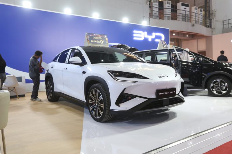 Berbagai merek mobil listrik menawarkan promo spesial di Jakarta Fair Kemayoran 2026. Mulai dari diskon ratusan juta, cicilan 0 persen, gratis asuransi, hingga bonus pembelian dari Hyundai, Wuling, BYD, Chery, Geely, DFSK, dan Polytron.