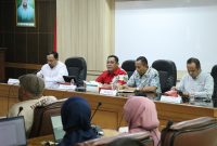 Plt Bupati Bekasi dr. Asep Surya Atmaja saat memimpin rapat penertiban pajak air tanah bersama perangkat daerah dan unsur pentahelix di Gedung Bupati Bekasi, Jumat (29/5/2026), sebagai langkah mengoptimalkan PAD Kabupaten Bekasi.