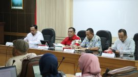 Plt Bupati Bekasi dr. Asep Surya Atmaja saat memimpin rapat penertiban pajak air tanah bersama perangkat daerah dan unsur pentahelix di Gedung Bupati Bekasi, Jumat (29/5/2026), sebagai langkah mengoptimalkan PAD Kabupaten Bekasi.