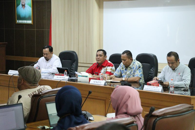 Plt Bupati Bekasi dr. Asep Surya Atmaja saat memimpin rapat penertiban pajak air tanah bersama perangkat daerah dan unsur pentahelix di Gedung Bupati Bekasi, Jumat (29/5/2026), sebagai langkah mengoptimalkan PAD Kabupaten Bekasi.