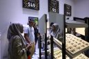 Pengunjung melihat dan mencoba koleksi kacamata branded di salah satu booth optik saat gelaran Jakarta Fair Kemayoran 2026. Beragam promo menarik, termasuk diskon hingga 90 persen, menjadi daya tarik bagi masyarakat.