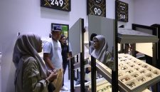 Pengunjung melihat dan mencoba koleksi kacamata branded di salah satu booth optik saat gelaran Jakarta Fair Kemayoran 2026. Beragam promo menarik, termasuk diskon hingga 90 persen, menjadi daya tarik bagi masyarakat.