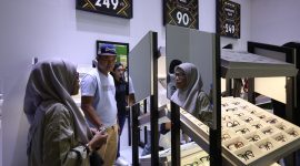 Pengunjung melihat dan mencoba koleksi kacamata branded di salah satu booth optik saat gelaran Jakarta Fair Kemayoran 2026. Beragam promo menarik, termasuk diskon hingga 90 persen, menjadi daya tarik bagi masyarakat.