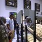 Pengunjung melihat dan mencoba koleksi kacamata branded di salah satu booth optik saat gelaran Jakarta Fair Kemayoran 2026. Beragam promo menarik, termasuk diskon hingga 90 persen, menjadi daya tarik bagi masyarakat.