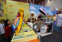 Pengunjung melihat dan membeli merchandise kolaborasi TahiLalats saat gelaran Jakarta Fair Kemayoran 2026 di JIEXPO Kemayoran, Jakarta Pusat, Sabtu (13/6/2026). Karakter ikonik Ben dan Agus hadir dalam berbagai produk menarik yang menjadi daya tarik pengunjung.