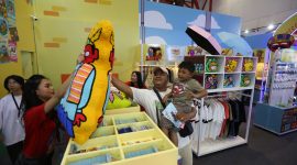 Pengunjung melihat dan membeli merchandise kolaborasi TahiLalats saat gelaran Jakarta Fair Kemayoran 2026 di JIEXPO Kemayoran, Jakarta Pusat, Sabtu (13/6/2026). Karakter ikonik Ben dan Agus hadir dalam berbagai produk menarik yang menjadi daya tarik pengunjung.