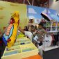 Pengunjung melihat dan membeli merchandise kolaborasi TahiLalats saat gelaran Jakarta Fair Kemayoran 2026 di JIEXPO Kemayoran, Jakarta Pusat, Sabtu (13/6/2026). Karakter ikonik Ben dan Agus hadir dalam berbagai produk menarik yang menjadi daya tarik pengunjung.