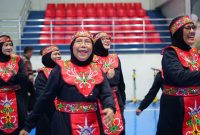 Sejumlah peserta lansia tampil penuh semangat dan percaya diri saat mengikuti Lomba Kreasi Lansia yang digelar Pemerintah Kota Bekasi melalui DPPKB, Kamis (18/6/2026). Kegiatan yang diikuti 900 lansia dari 21 Sekolah Lansia se-Kota Bekasi ini menjadi ajang menunjukkan kreativitas, mempererat silaturahmi, serta membuktikan bahwa usia senja bukan halangan untuk tetap aktif, sehat, dan produktif.