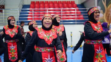 Sejumlah peserta lansia tampil penuh semangat dan percaya diri saat mengikuti Lomba Kreasi Lansia yang digelar Pemerintah Kota Bekasi melalui DPPKB, Kamis (18/6/2026). Kegiatan yang diikuti 900 lansia dari 21 Sekolah Lansia se-Kota Bekasi ini menjadi ajang menunjukkan kreativitas, mempererat silaturahmi, serta membuktikan bahwa usia senja bukan halangan untuk tetap aktif, sehat, dan produktif.