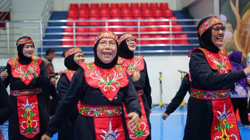 Sejumlah peserta lansia tampil penuh semangat dan percaya diri saat mengikuti Lomba Kreasi Lansia yang digelar Pemerintah Kota Bekasi melalui DPPKB, Kamis (18/6/2026). Kegiatan yang diikuti 900 lansia dari 21 Sekolah Lansia se-Kota Bekasi ini menjadi ajang menunjukkan kreativitas, mempererat silaturahmi, serta membuktikan bahwa usia senja bukan halangan untuk tetap aktif, sehat, dan produktif.