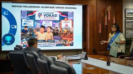 Peserta memaparkan gagasan inovasi Olimpiade Vokasi Nasional dalam ajang Kompetisi Gagasan Setkab Gengs di hadapan Sekretaris Kabinet Teddy Indra Wijaya.