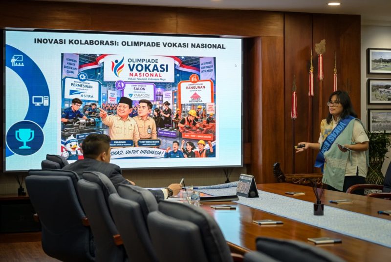 Peserta memaparkan gagasan inovasi Olimpiade Vokasi Nasional dalam ajang Kompetisi Gagasan Setkab Gengs di hadapan Sekretaris Kabinet Teddy Indra Wijaya.