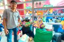 BERBURU PESANAN: Sejumlah pelaku jasa titip (jastiper) membawa koper dan tas besar saat berburu produk di Jakarta Fair Kemayoran 2026. Ramainya pengunjung membuat bisnis jastip meraih omzet hingga jutaan rupiah dalam satu kali kunjungan.