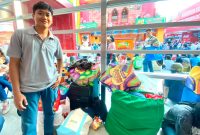 BERBURU PESANAN: Sejumlah pelaku jasa titip (jastiper) membawa koper dan tas besar saat berburu produk di Jakarta Fair Kemayoran 2026. Ramainya pengunjung membuat bisnis jastip meraih omzet hingga jutaan rupiah dalam satu kali kunjungan.