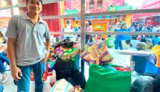 BERBURU PESANAN: Sejumlah pelaku jasa titip (jastiper) membawa koper dan tas besar saat berburu produk di Jakarta Fair Kemayoran 2026. Ramainya pengunjung membuat bisnis jastip meraih omzet hingga jutaan rupiah dalam satu kali kunjungan.