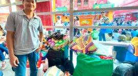 BERBURU PESANAN: Sejumlah pelaku jasa titip (jastiper) membawa koper dan tas besar saat berburu produk di Jakarta Fair Kemayoran 2026. Ramainya pengunjung membuat bisnis jastip meraih omzet hingga jutaan rupiah dalam satu kali kunjungan.